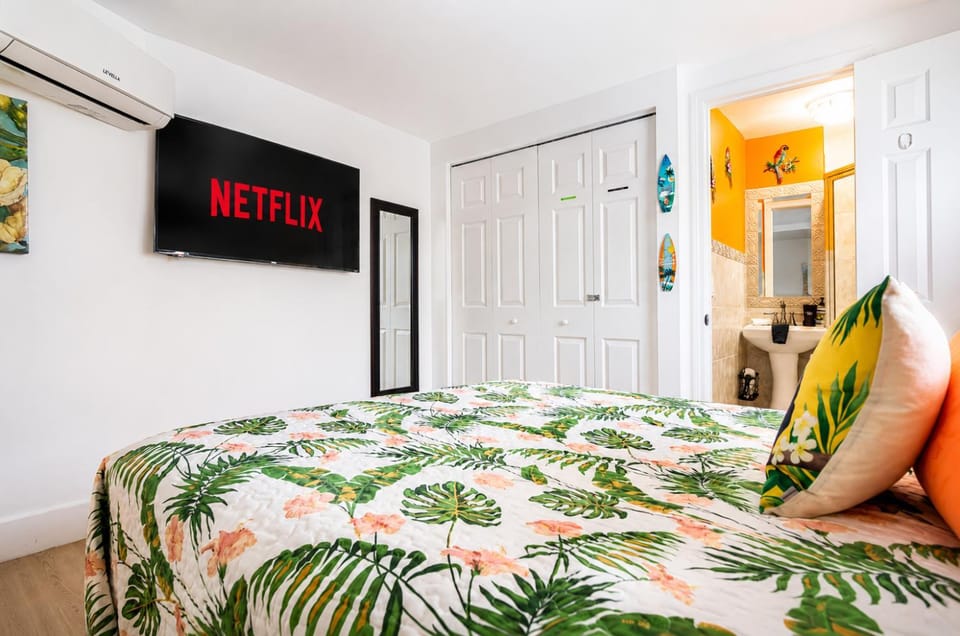 Bed, TV and multimedia, Bedroom