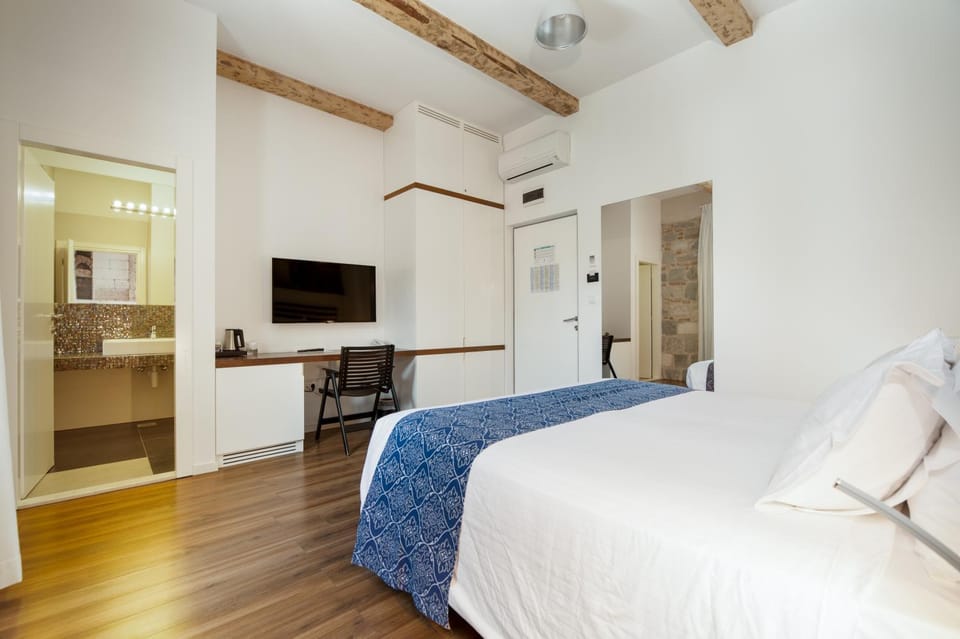 Bed, TV and multimedia, Photo of the whole room, Bedroom, wardrobe