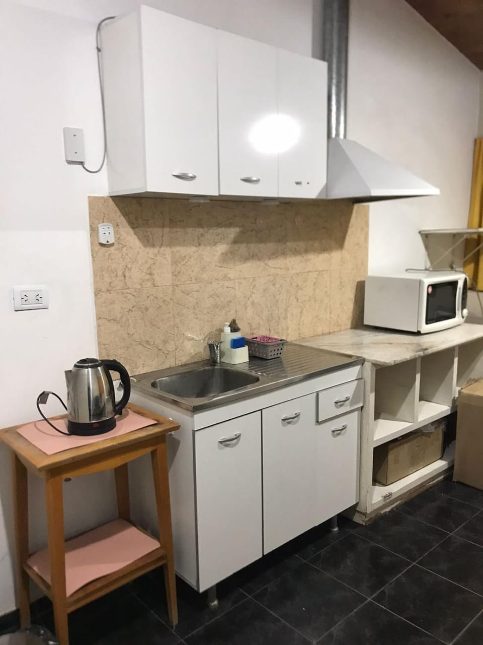 Kitchen or kitchenette, minibar