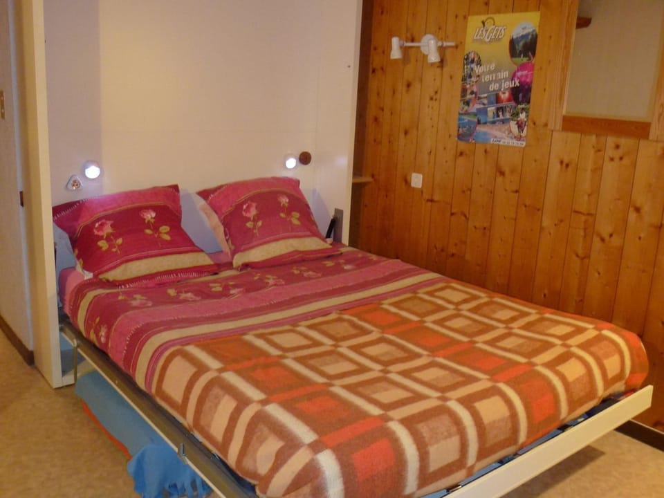 Studio cosy aux Gets, près des pistes et du centre, avec balcon, garage, Wi-Fi, et espace vélo - FR-1-671-34 Apartment in Les Gets
