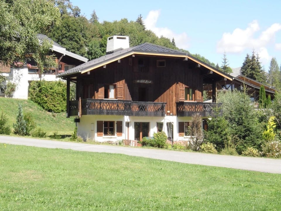 Chalet spacieux aux Gets - 4 chambres, 12 pers, proche centre et remontées, Wi-Fi, garage Chalet in Les Gets