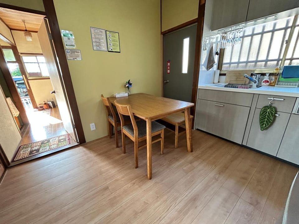 Kitchen or kitchenette, Dining area