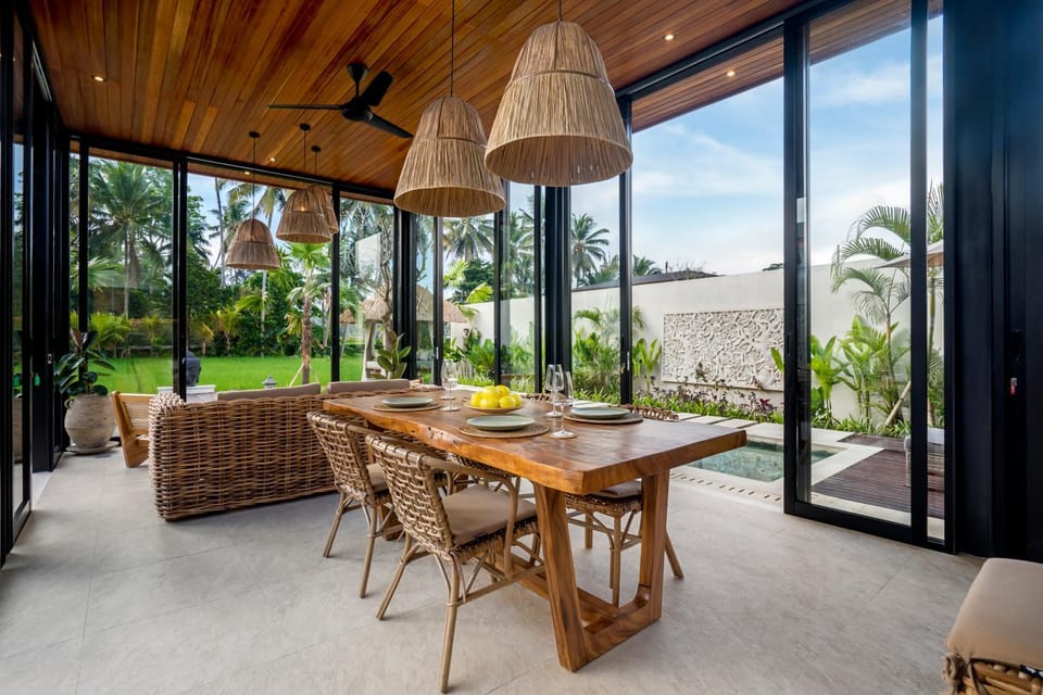 View (from property/room), Seating area, Dining area