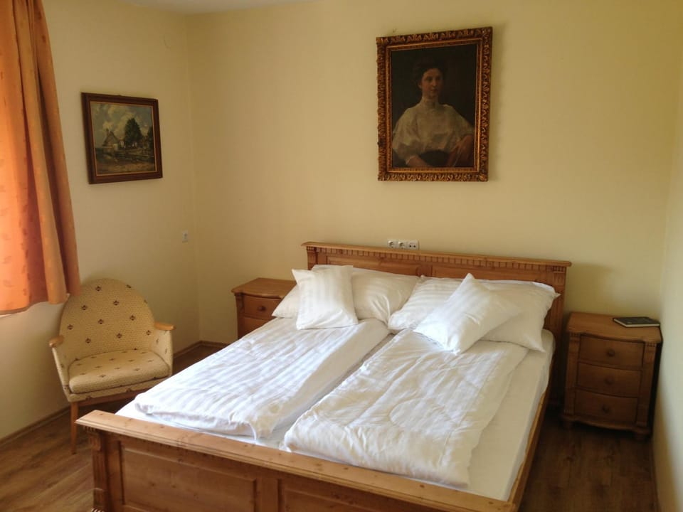 Photo of the whole room, Decorative detail