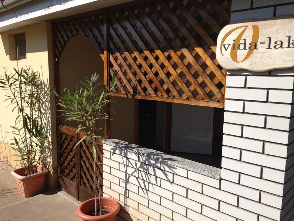 Facade/entrance