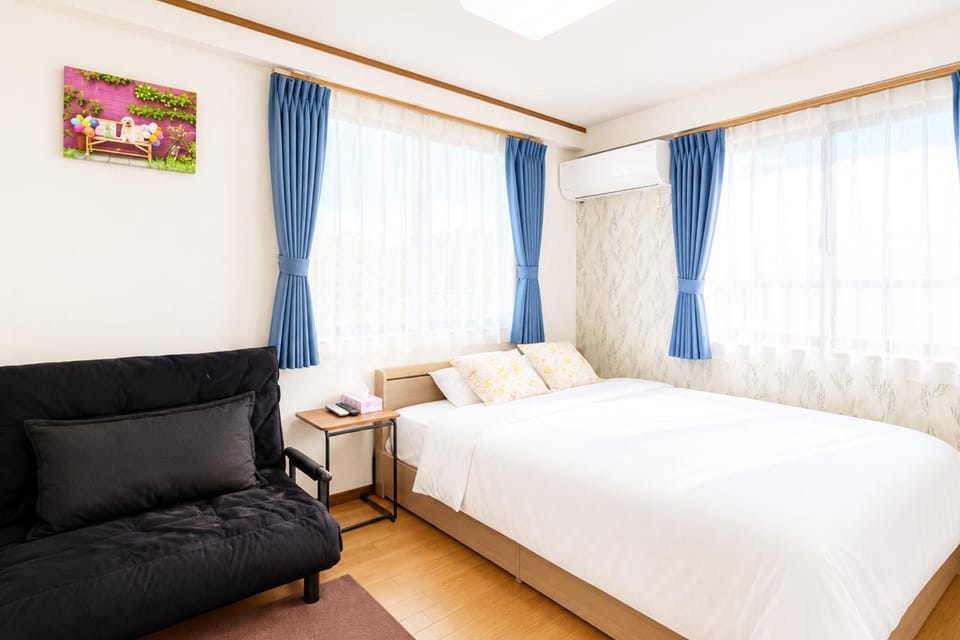 Bed, Living room, Photo of the whole room, Seating area, Bedroom