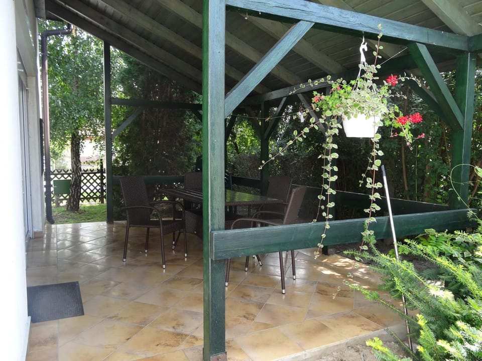 Facade/entrance, Garden, Garden, Balcony/Terrace