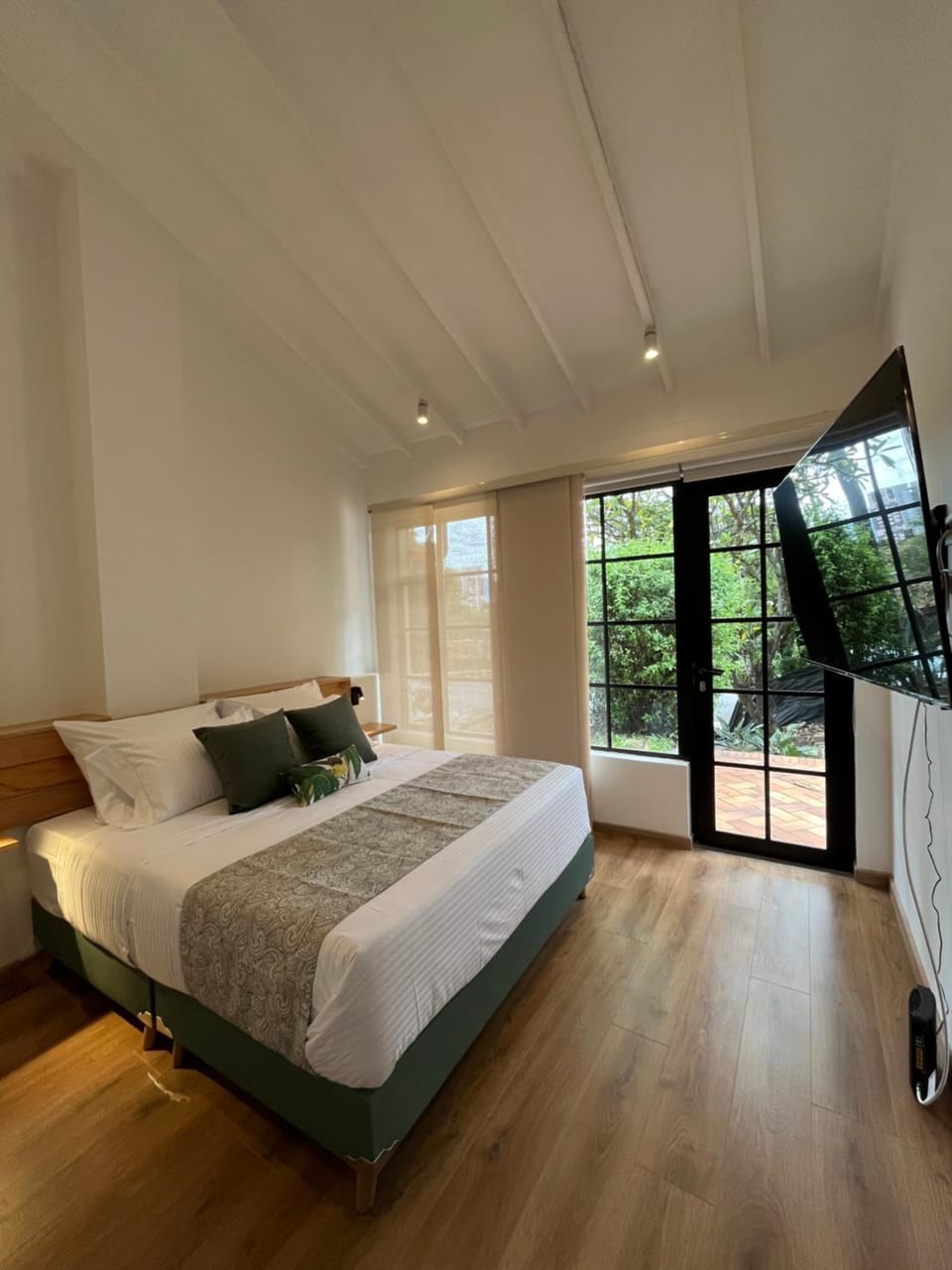 Bed, TV and multimedia, Bedroom