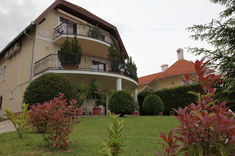 Property building, Facade/entrance, Garden, Balcony/Terrace, Garden view