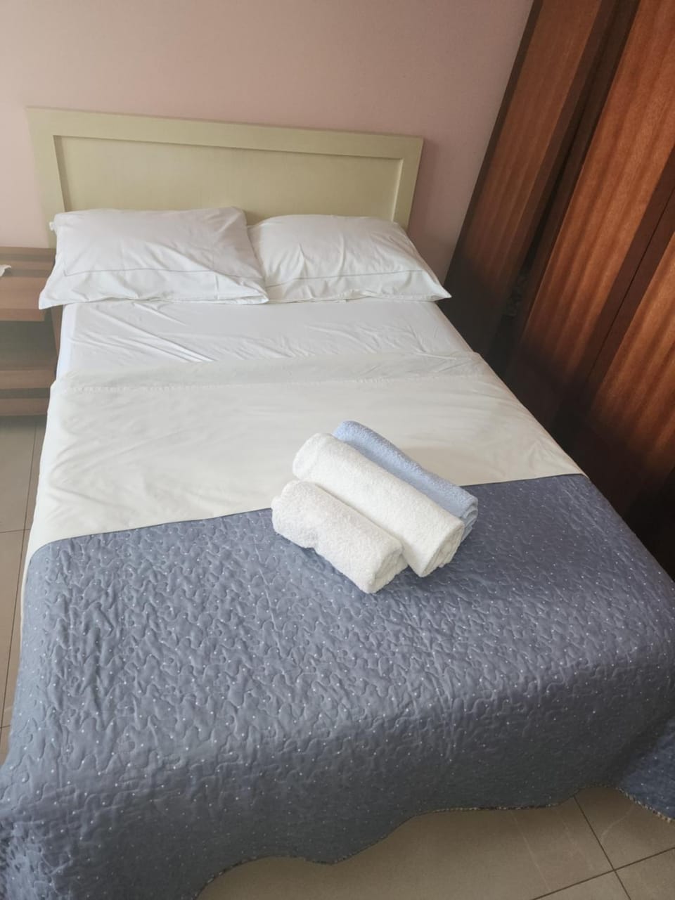 Bed, Bedroom, towels
