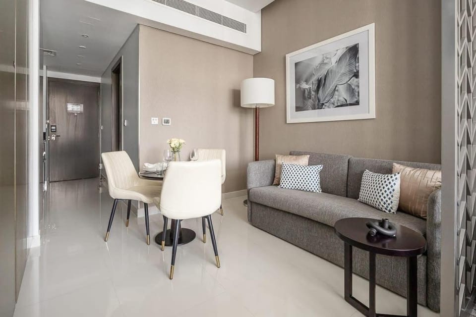 Frank Porter - DAMAC Prive Apartment in Dubai