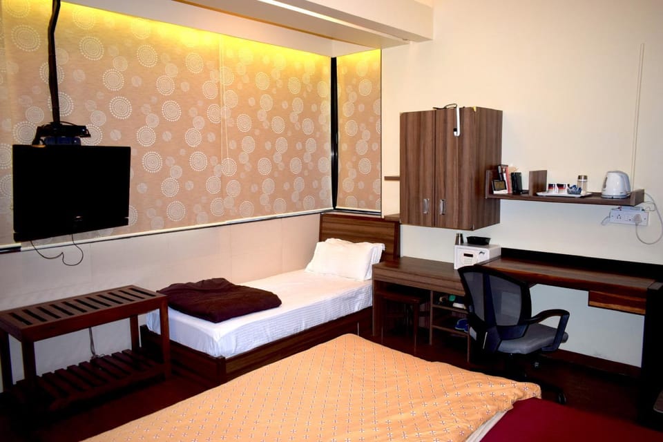 Bed, TV and multimedia, Bedroom