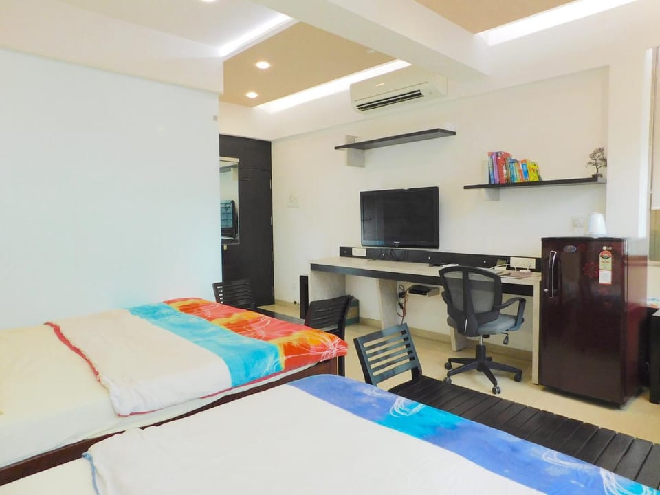 Bed, TV and multimedia, Bedroom