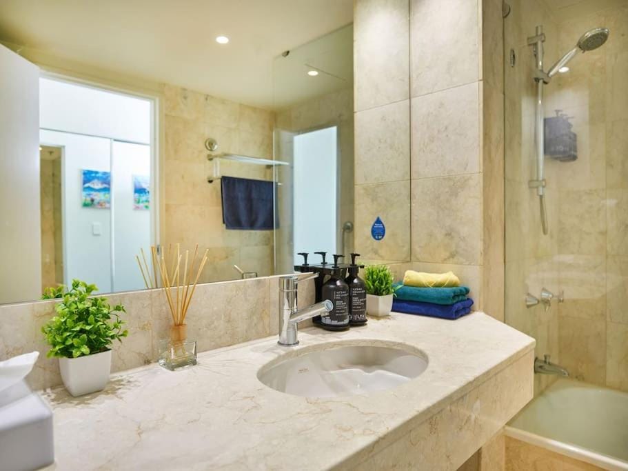 Stay in the heart of Surfers Apartment in Surfers Paradise Boulevard