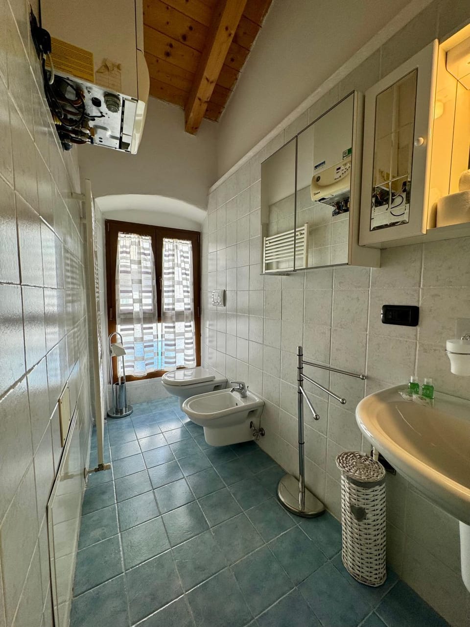 Toilet, bidet