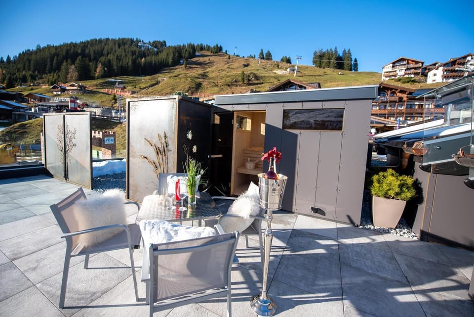 View (from property/room), Balcony/Terrace, Mountain view