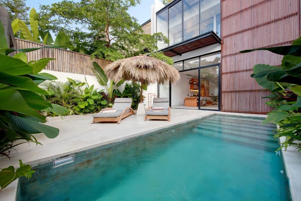 Property building, Day, Garden, Swimming pool, sunbed