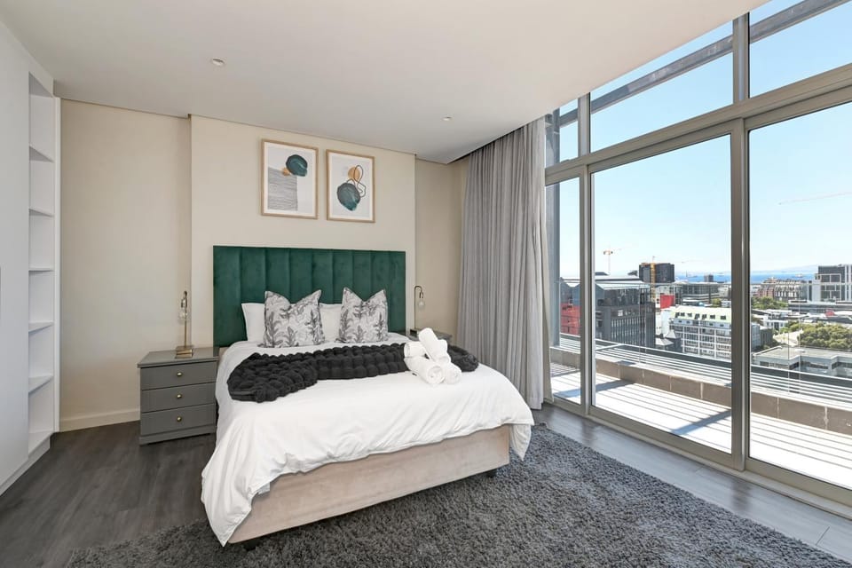 Gigi - Designer PH with 180° views of City, Moutain & Ocean Apartment in Cape Town