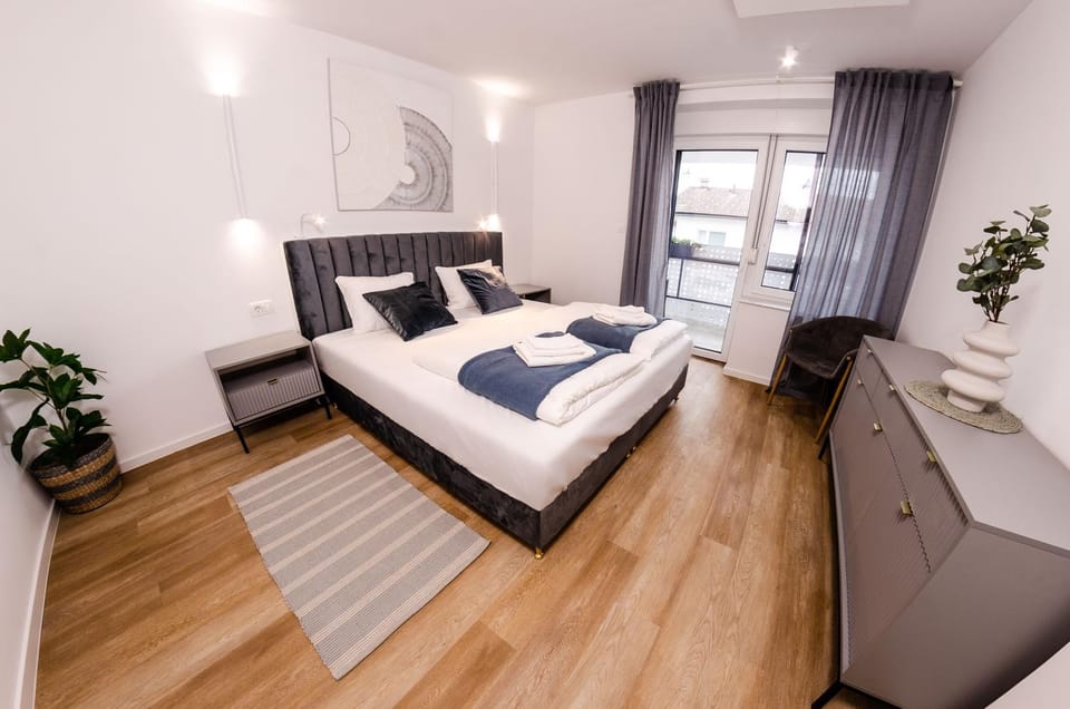 Bed, Bedroom, towels