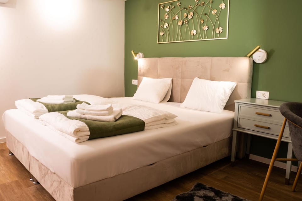 Bed, Bedroom, towels