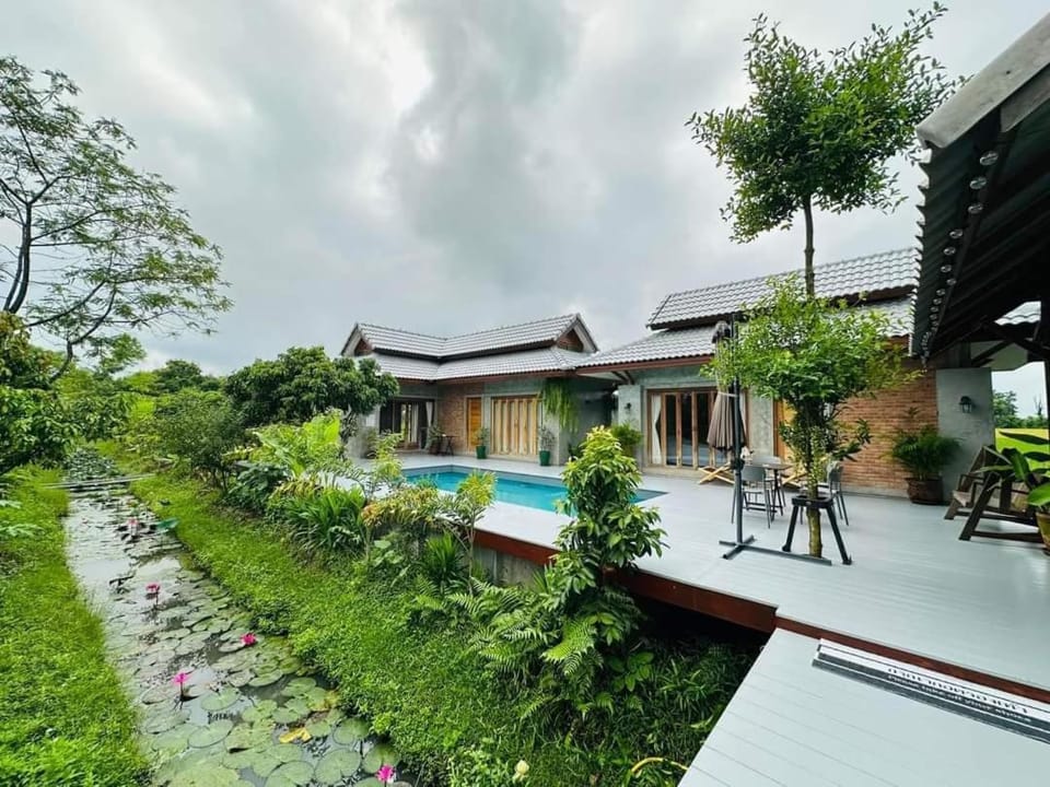 Property building, Patio, Day, Garden, sunbed