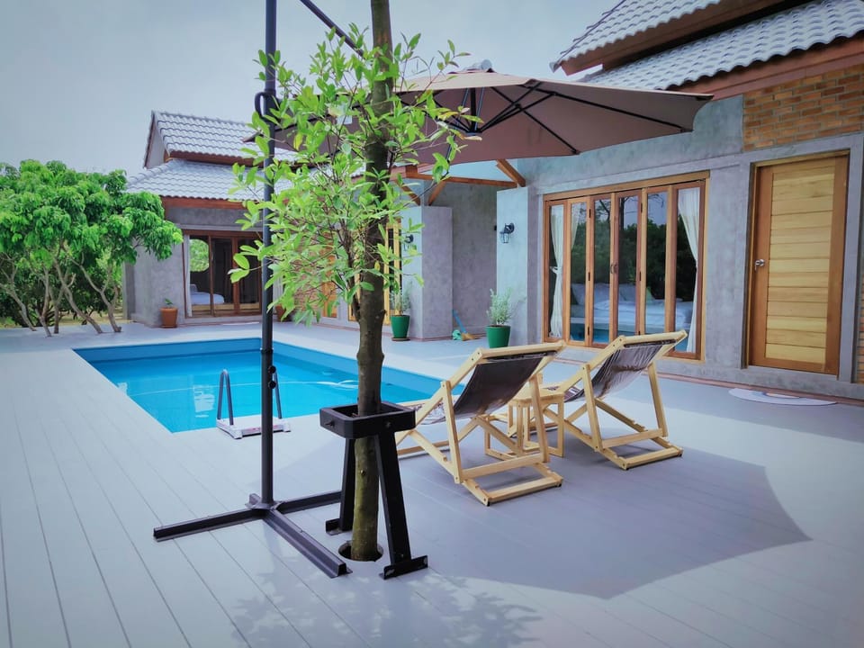 Pool view, Swimming pool, sunbed
