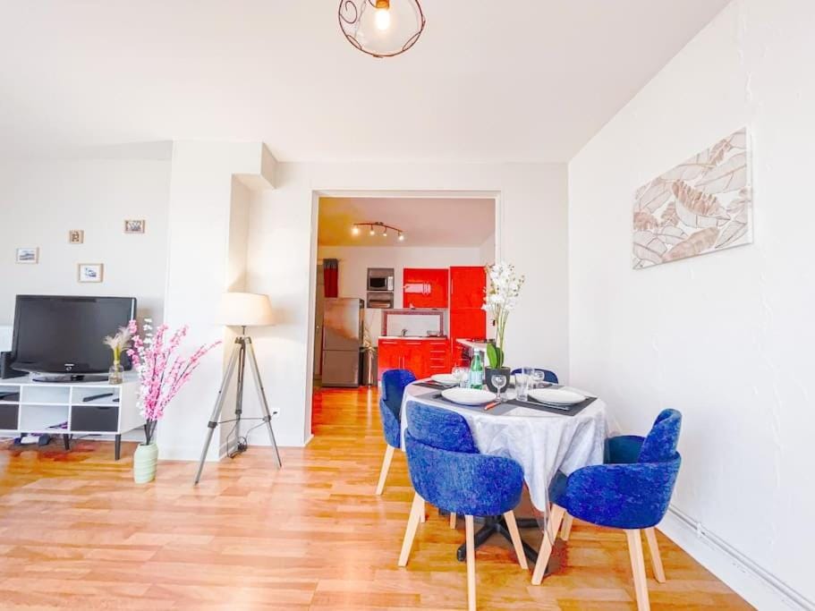 TV and multimedia, Living room, Seating area, Dining area