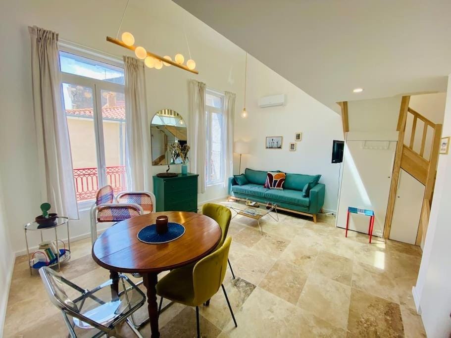 Living room, Seating area, Dining area