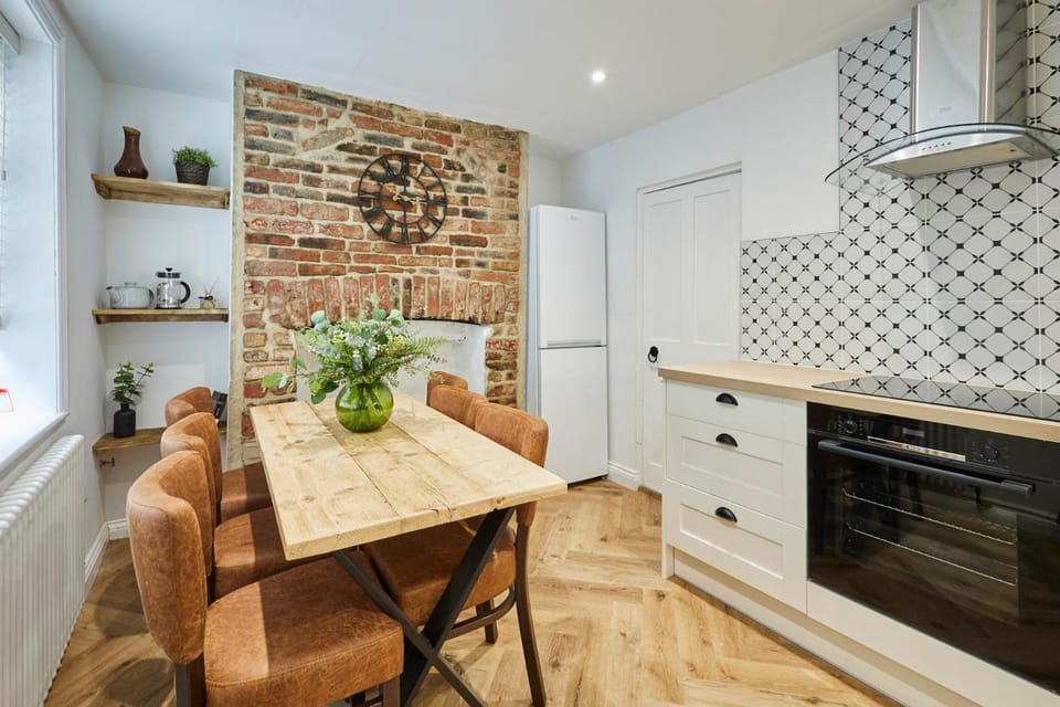 Kitchen or kitchenette, Dining area, pet friendly, stove