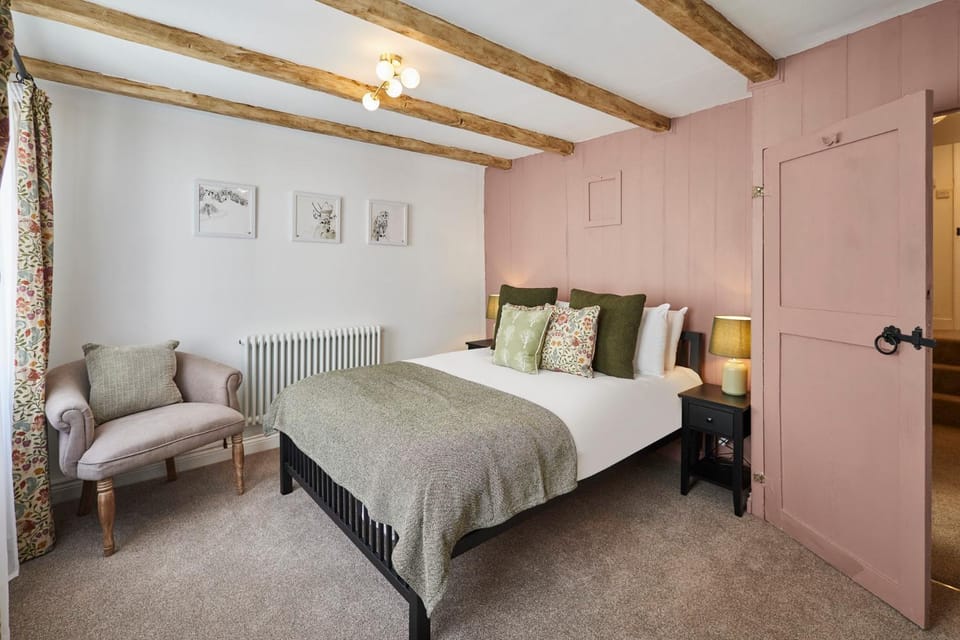 Bed, Seating area, Bedroom
