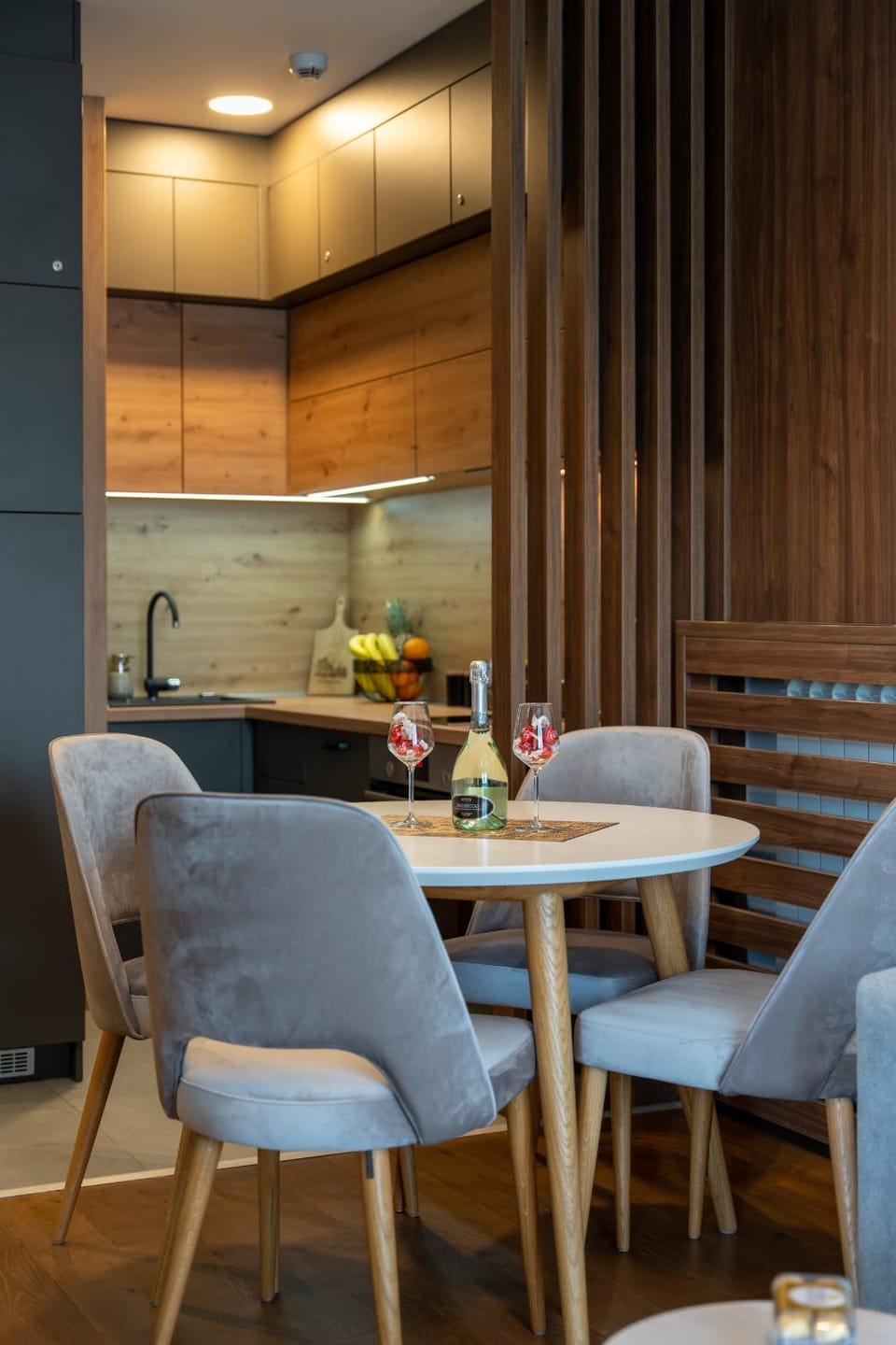 Kitchen or kitchenette, Dining area