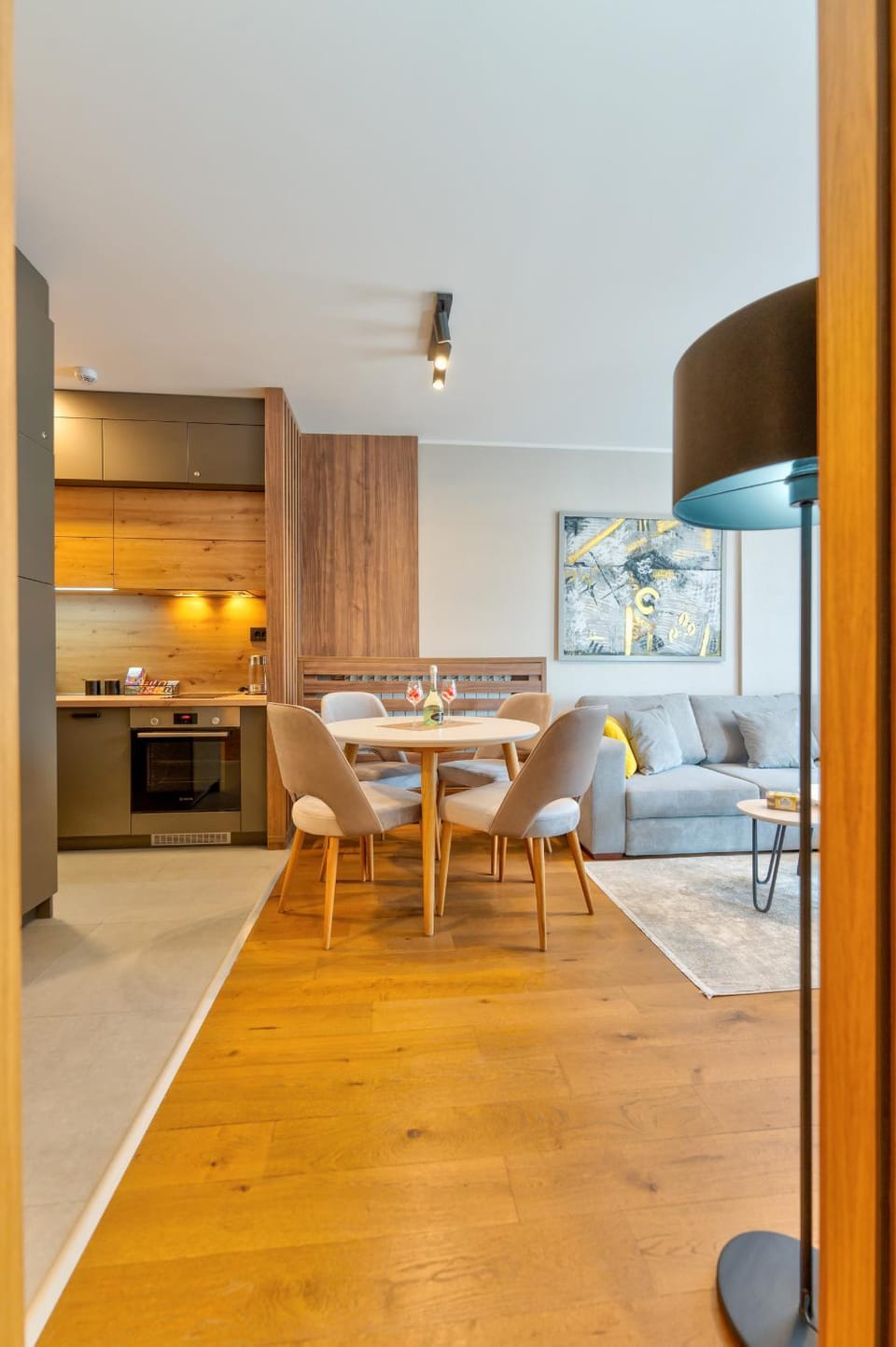 Kitchen or kitchenette, Living room, Seating area, Dining area