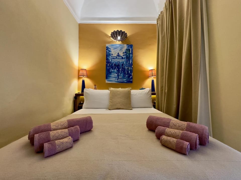 Bed, towels