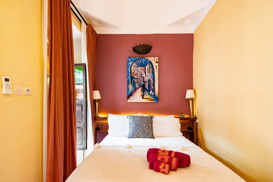 Bed, Decorative detail, towels