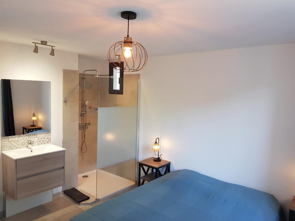 Bed, Bathroom, Photo of the whole room, Bedroom