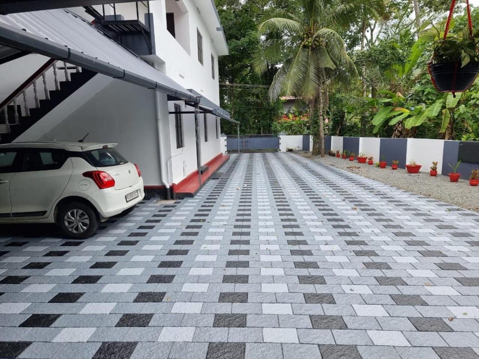 Property building, Facade/entrance, Garden, Garden view, Parking