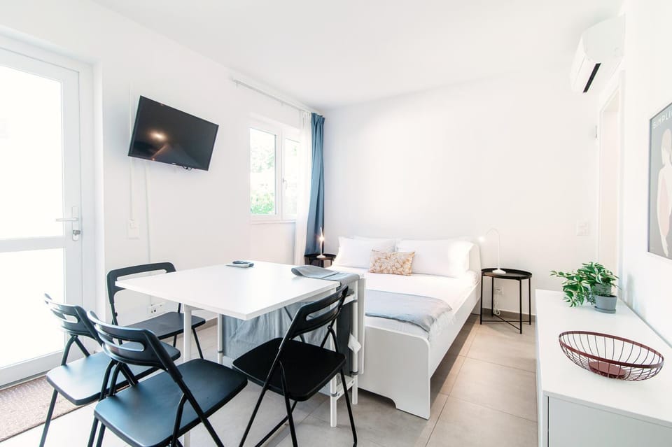 Bed, TV and multimedia, Dining area