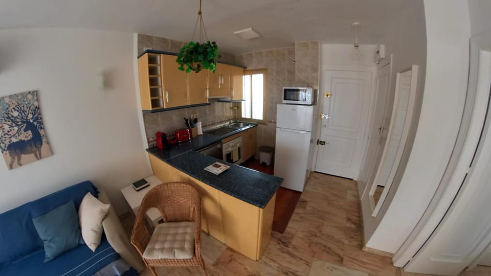 Kitchen or kitchenette, minibar
