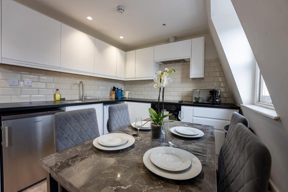 Kitchen or kitchenette, Living room, Seating area, Dining area, microwave, minibar, pet friendly, stove, toaster