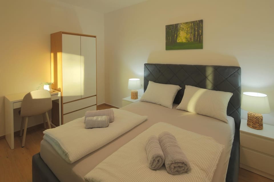 Bed, Bedroom, towels