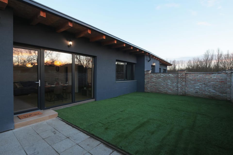 Property building, Day, Garden, Garden view