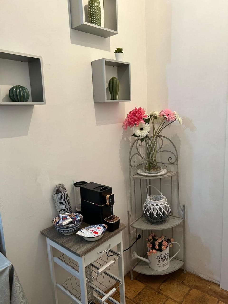 Kitchen or kitchenette, minibar