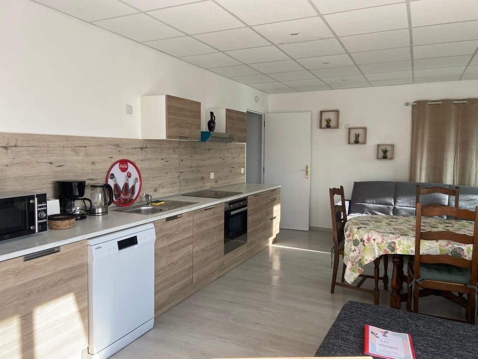 Coffee/tea facilities, Kitchen or kitchenette, Living room, Seating area, Dining area, dishwasher, minibar, pet friendly, stove, toaster