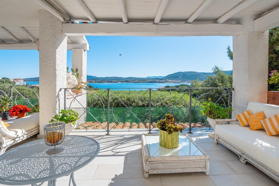 Property building, Balcony/Terrace, Living room