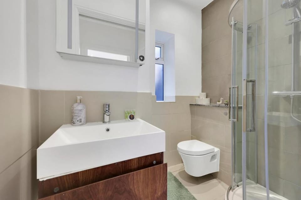 Private 1 Bedroom Apartment along Broadway Market, Hackney, with balcony Apartment in London Borough of Hackney