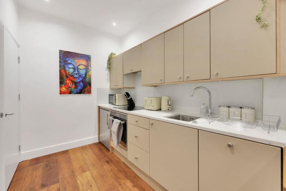 Private 1 Bedroom Apartment along Broadway Market, Hackney, with balcony Apartment in London Borough of Hackney