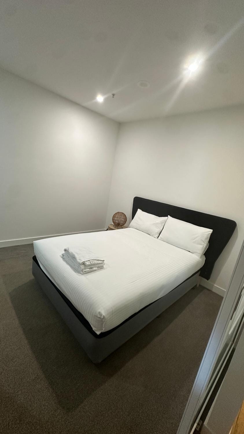 Bed, Photo of the whole room, towels