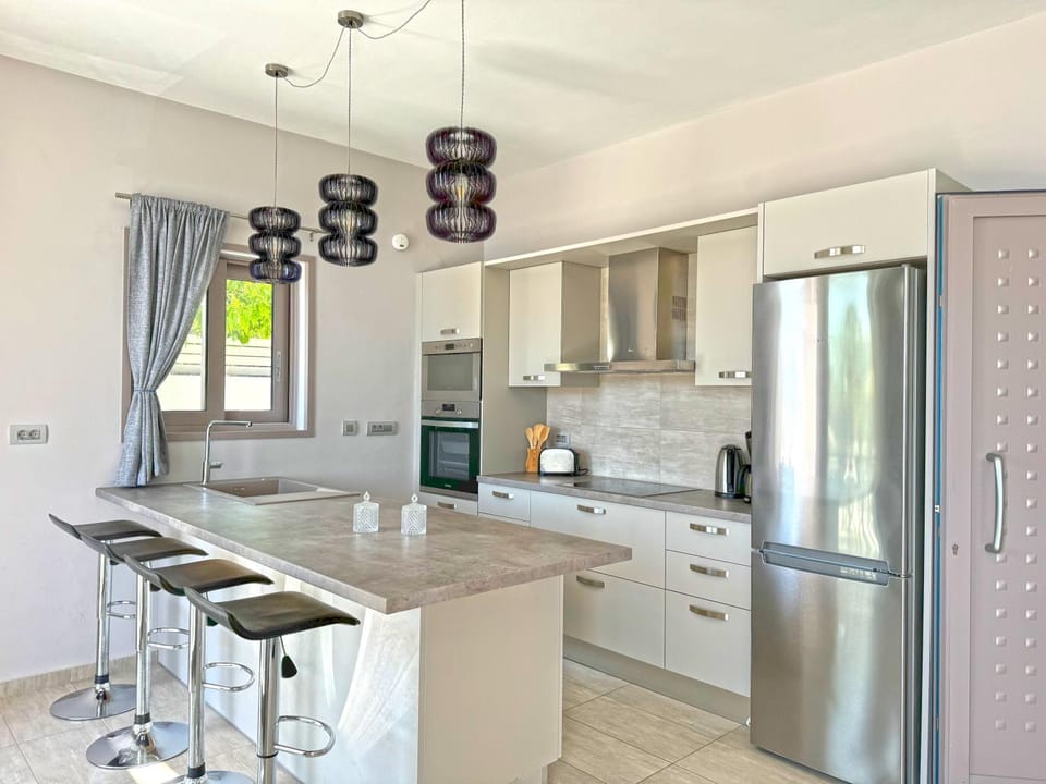 Kitchen or kitchenette, Dining area, dishwasher