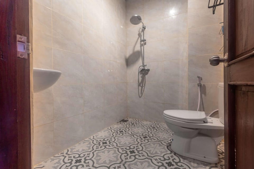 Shower, Toilet