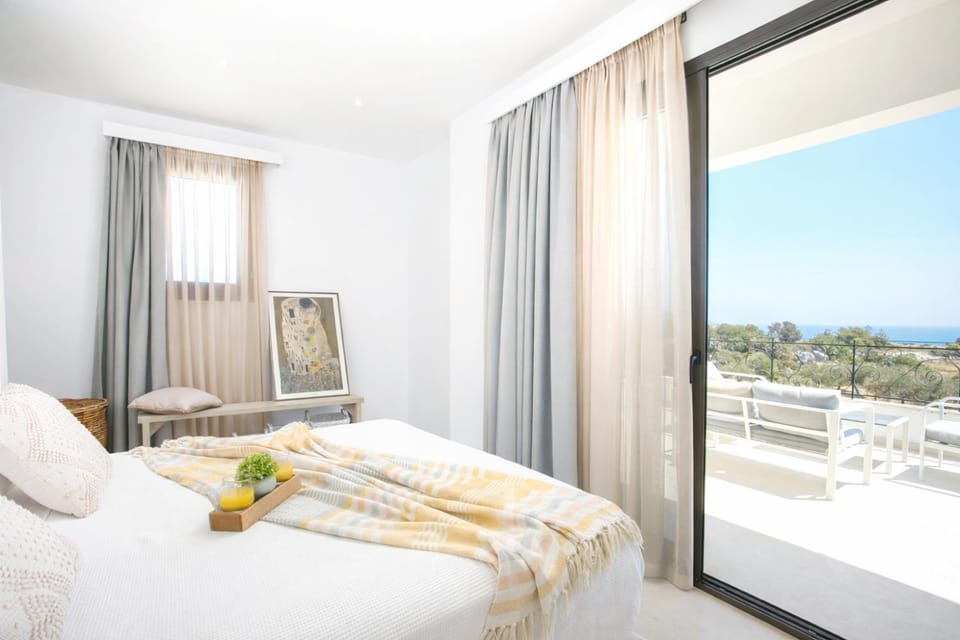 Bed, Day, Natural landscape, View (from property/room), Balcony/Terrace, Photo of the whole room, Bedroom, Sea view, towels